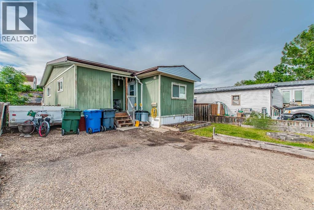 223 Fairchild Street Sw, Medicine Hat, Alberta  T1A 7Z6 - Photo 1 - A2324629