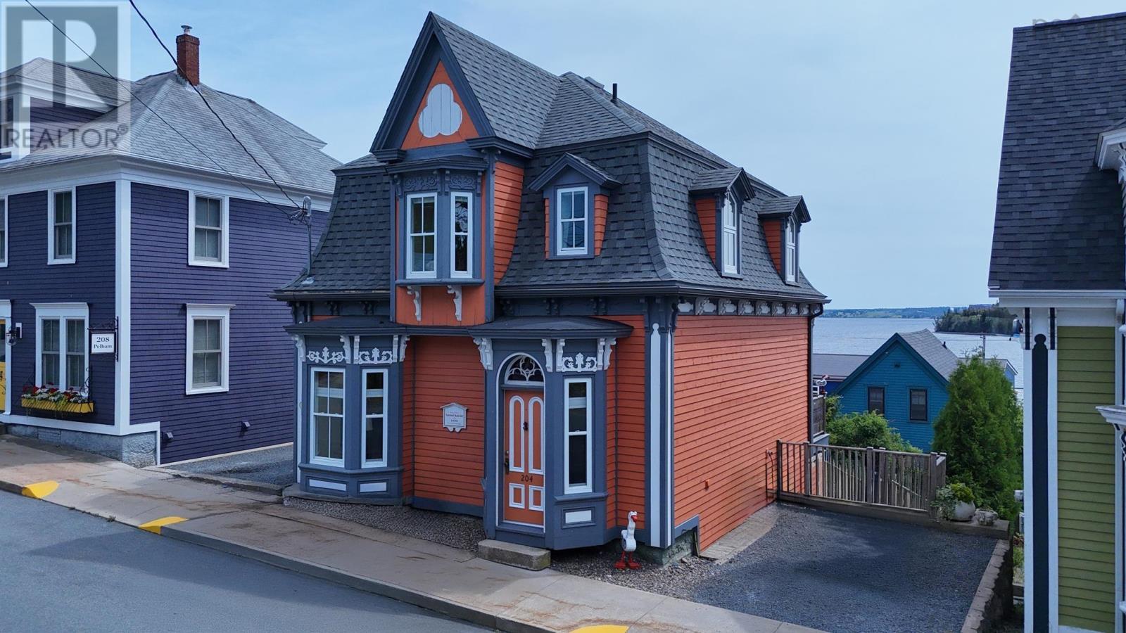 204 Pelham Street Lunenburg, Lunenburg, Nova Scotia  B0J 2C0 - Photo 1 - 202618675