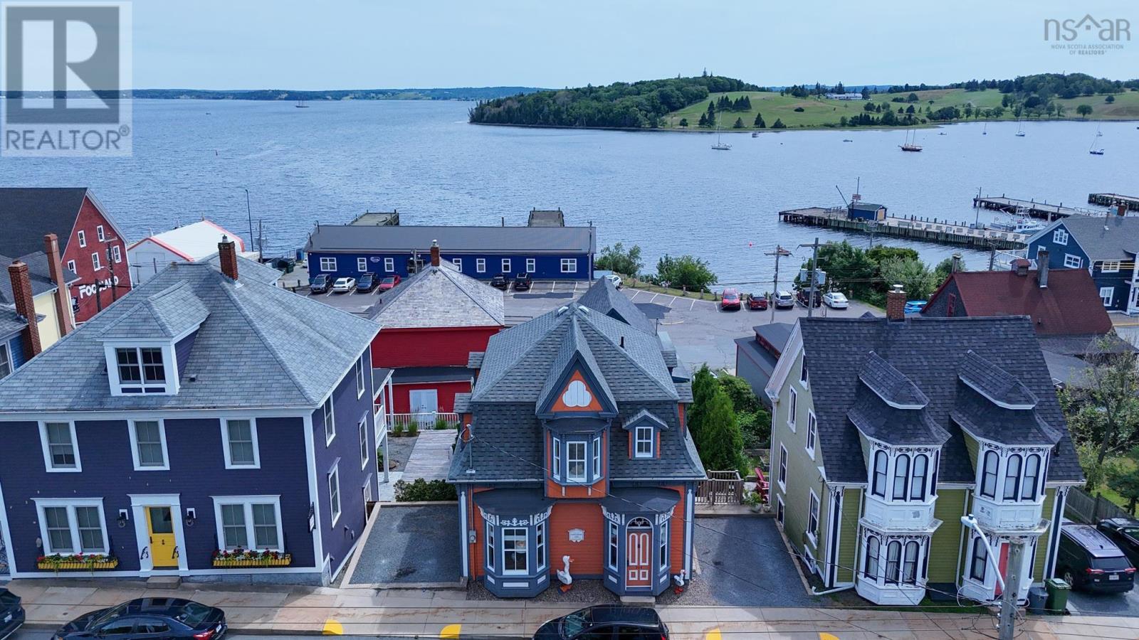 204 Pelham Street Lunenburg, Lunenburg, Nova Scotia  B0J 2C0 - Photo 2 - 202618675
