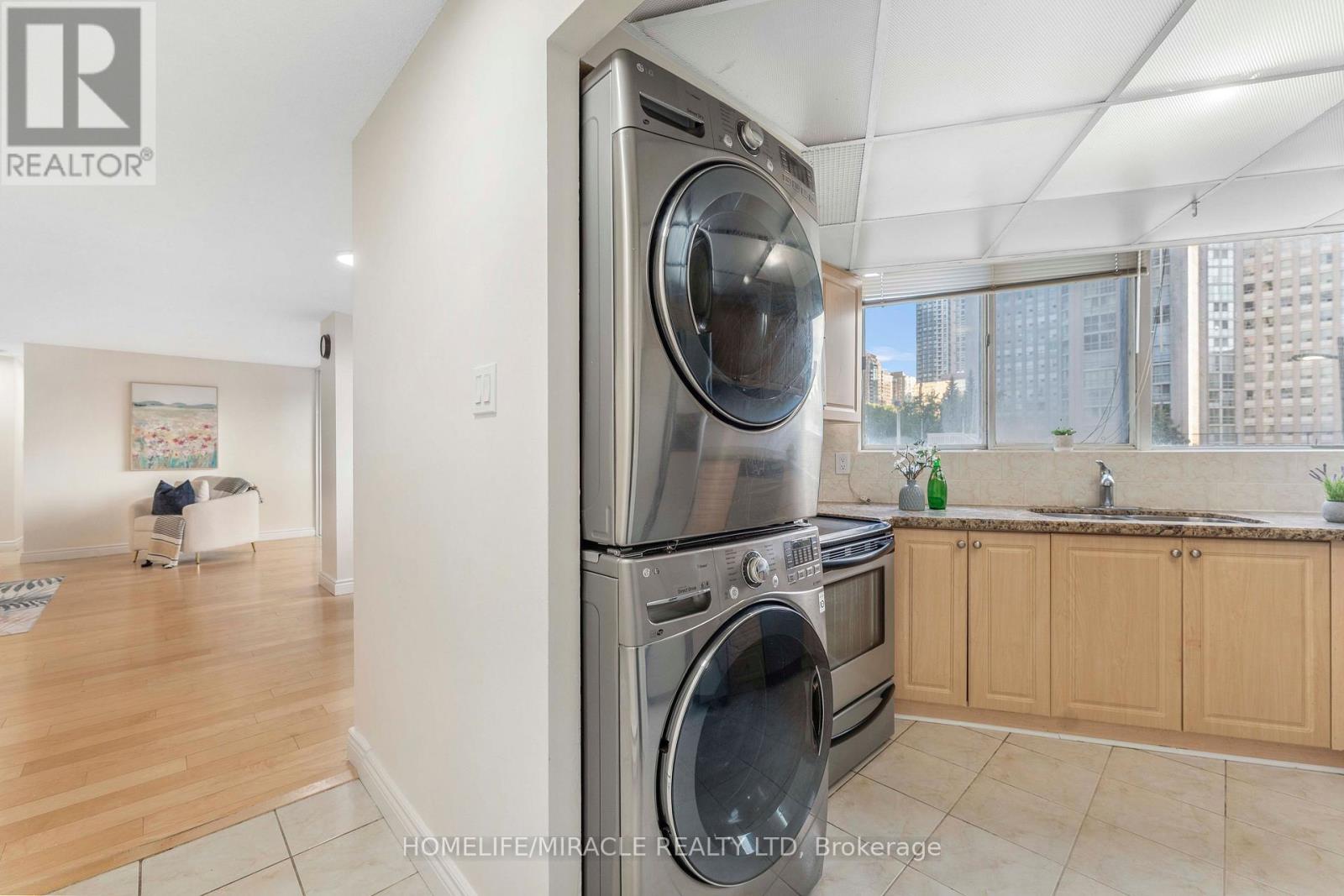 202 - 3700 Kaneff Crescent N, Mississauga, Ontario L5A 4B8 - Photo 11 - W13616374