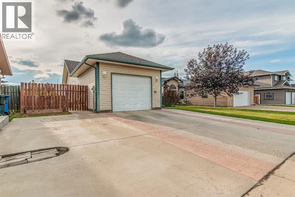 88 Spruce Close SE, Medicine Hat, Alberta  T1B 4L8 - Photo 3 - A2332445