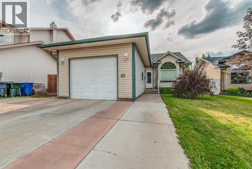 88 Spruce Close SE, Medicine Hat, Alberta  T1B 4L8 - Photo 2 - A2332445