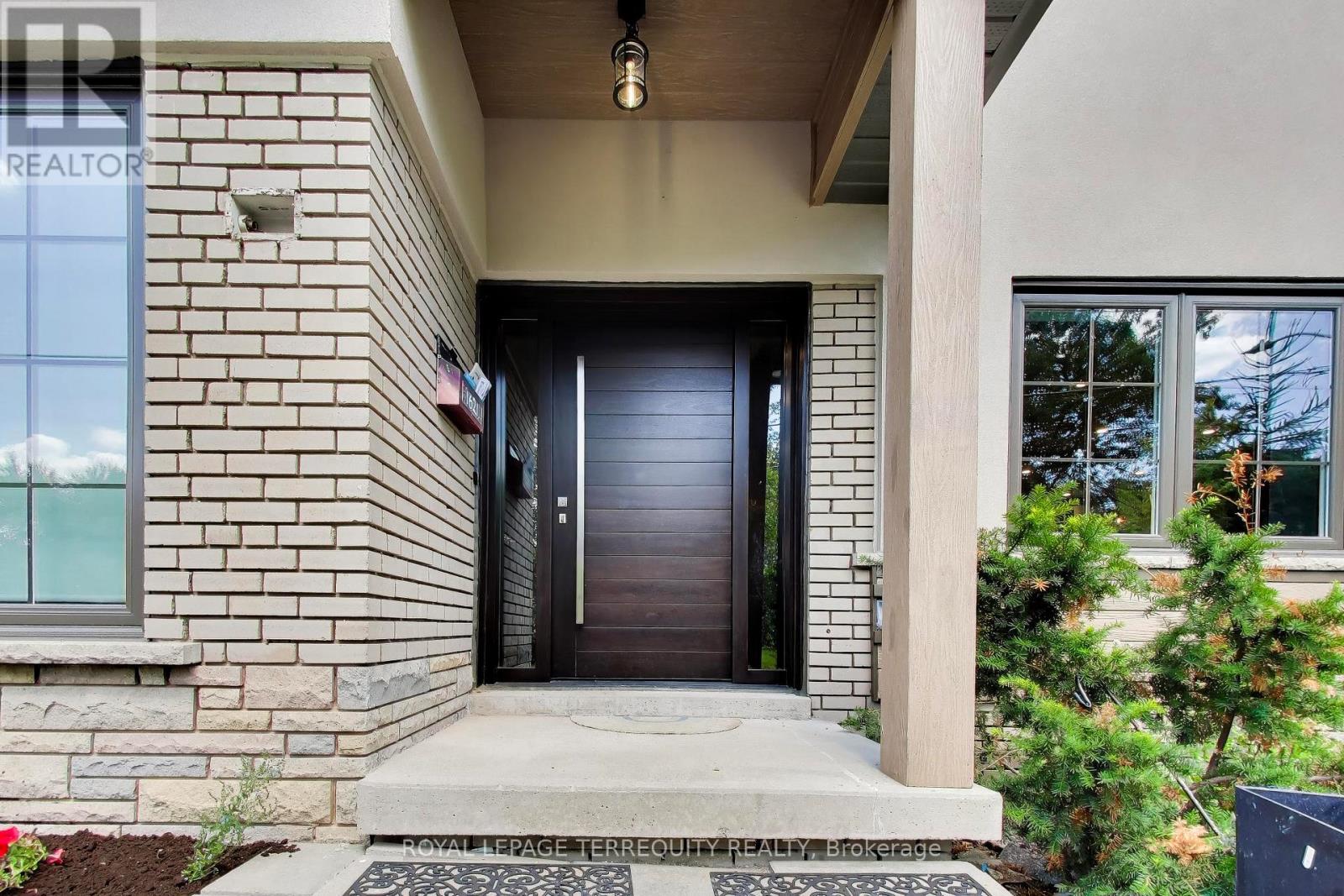 1621 Skyline Drive, Mississauga, Ontario  L5E 2W9 - Photo 2 - W13616592
