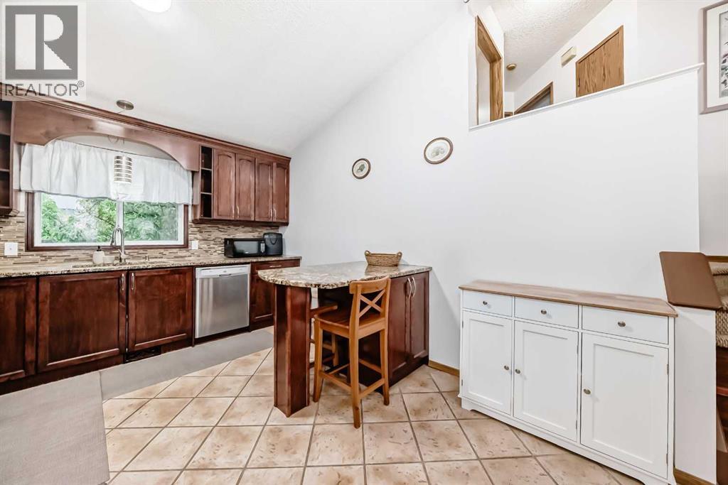 16 Martinridge Way Ne, Calgary, Alberta  T3J 3C8 - Photo 17 - A2318869