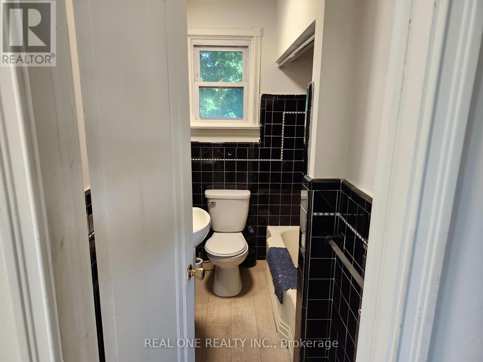 22 Pleasant View Drive, Toronto, Ontario  M2J 3P5 - Photo 6 - C13138606