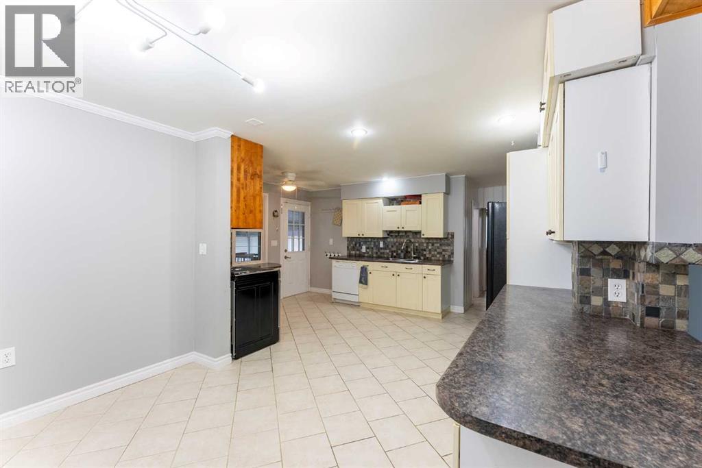 2010 20 Street, Coaldale, Alberta T1M 1E7 - Photo 10 - A2330044