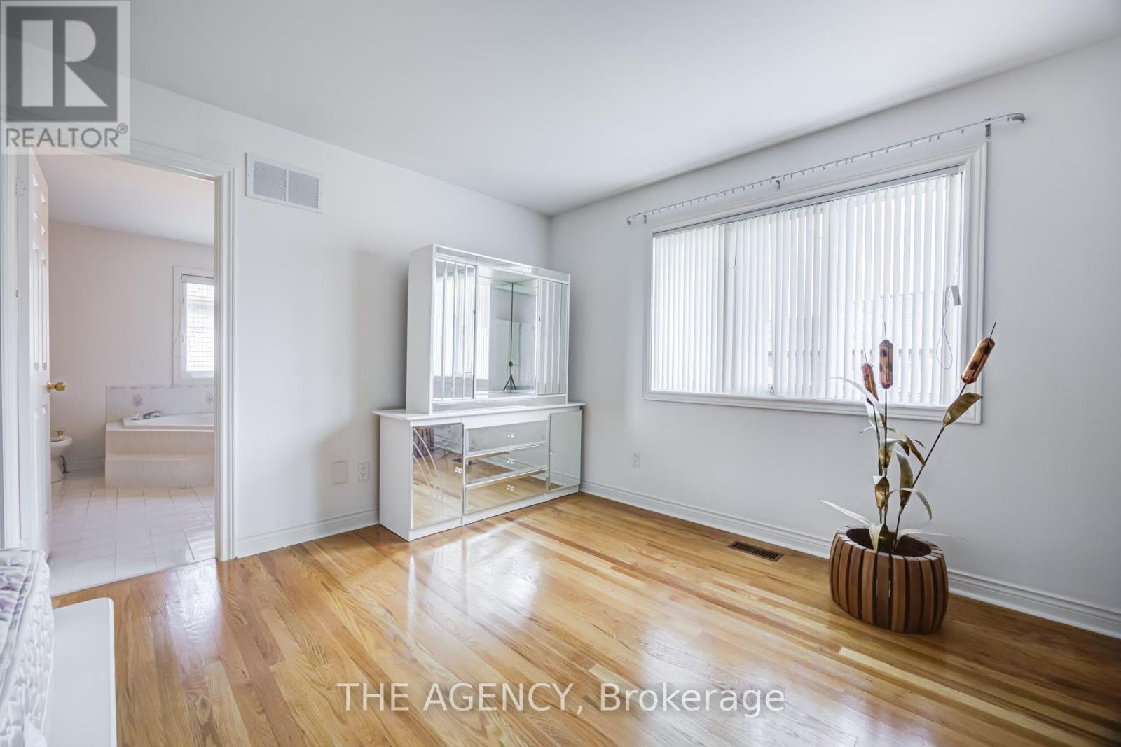 68 Townsgate Drive, Vaughan, Ontario  L4J 8A4 - Photo 16 - N13616928