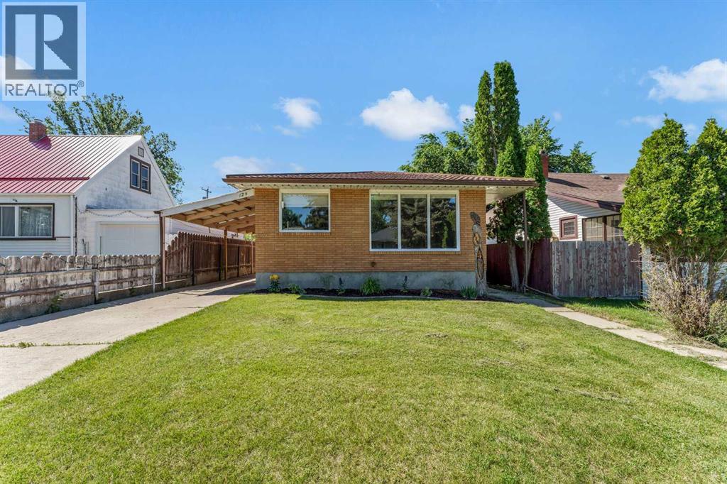 129 7 Street Se, Medicine Hat, Alberta  T1A 1J4 - Photo 2 - A2326451