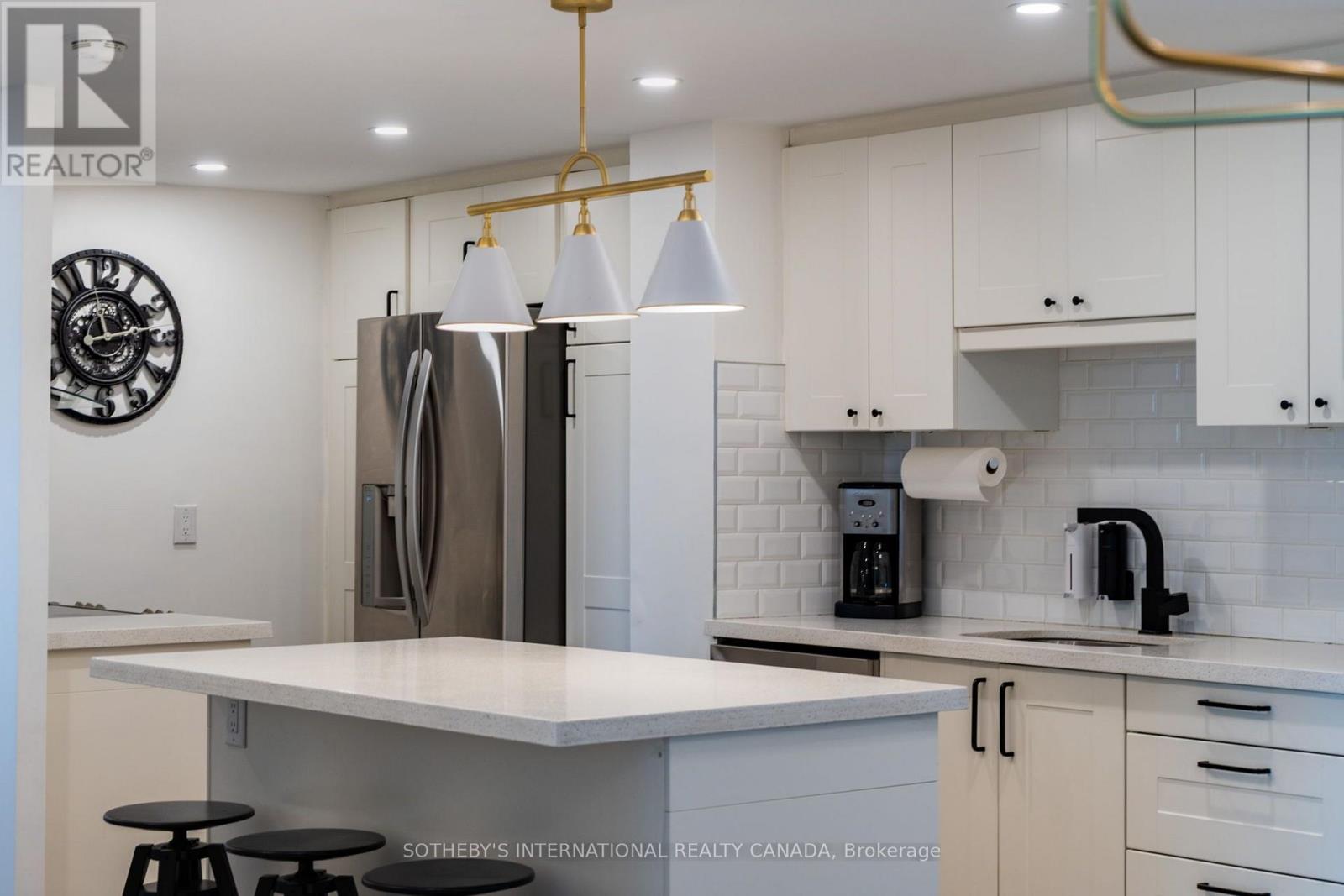<div class="slider-price">$799,000</div><p>1110 - 812 Burnhamthorpe Road, Toronto, Ontario</p>