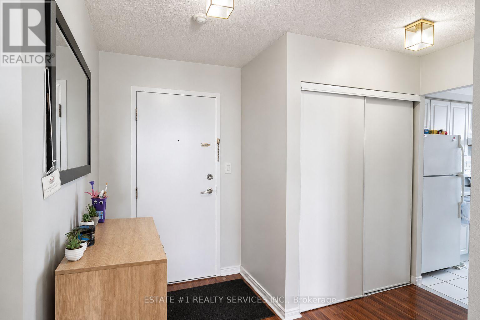 904 - 135 Hillcrest Avenue, Mississauga, Ontario  L5B 4B1 - Photo 2 - W13617072