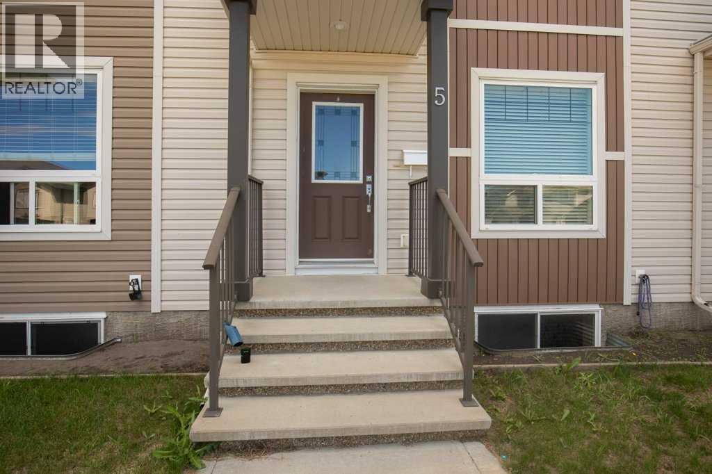 5 Crimson Court, Blackfalds, Alberta  T4M 0A5 - Photo 2 - A2326657