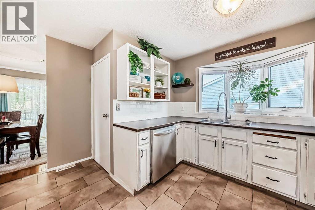 85 Rideau Close Sw, Airdrie, Alberta  T4B 1A7 - Photo 12 - A2310084