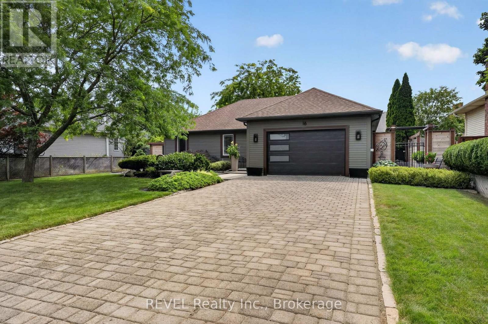 16 Confederation Drive, Niagara-On-The-Lake, Ontario  L0S 1J0 - Photo 3 - X13617448