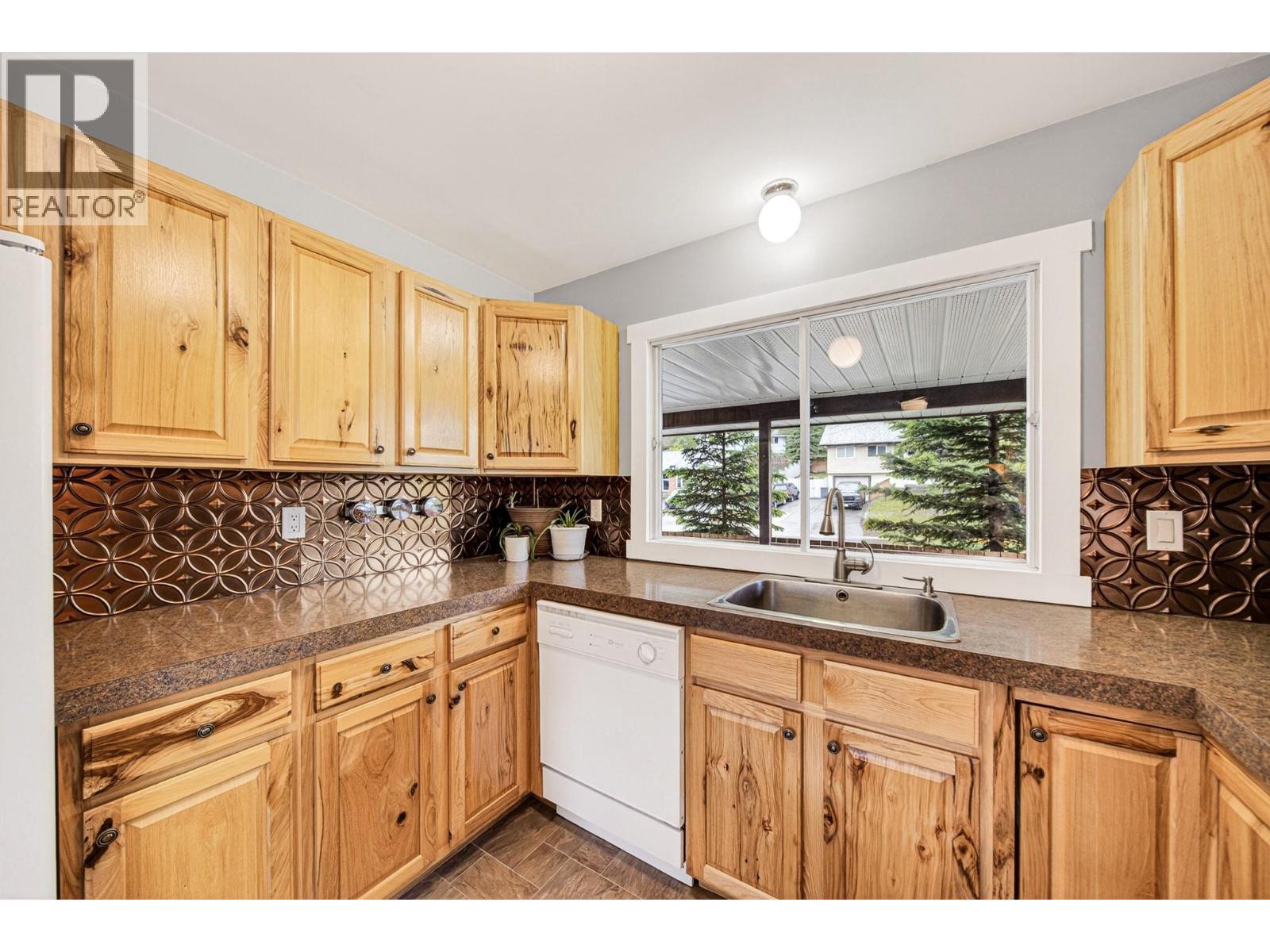 910 Alpine Way, Elkford, British Columbia  V0B 1H0 - Photo 8 - 10389724