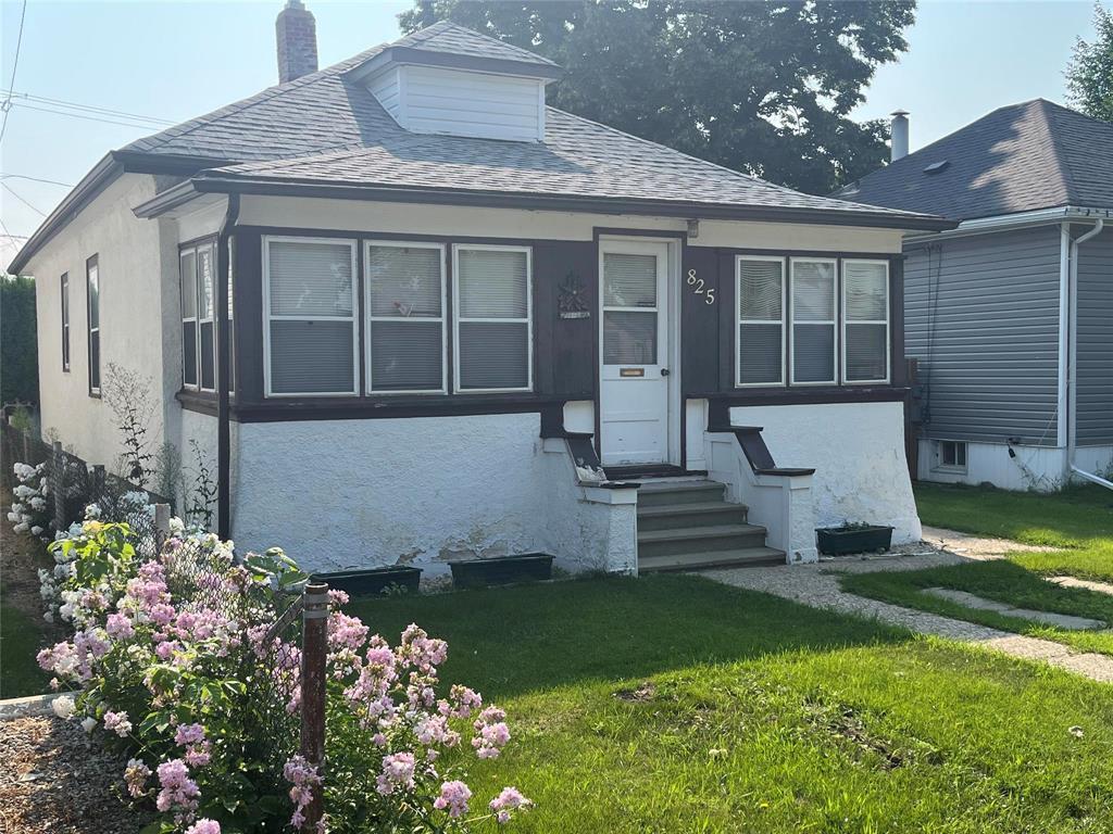 825 5th Street, Brandon, Manitoba  R7A 3L5 - Photo 1 - 202618904