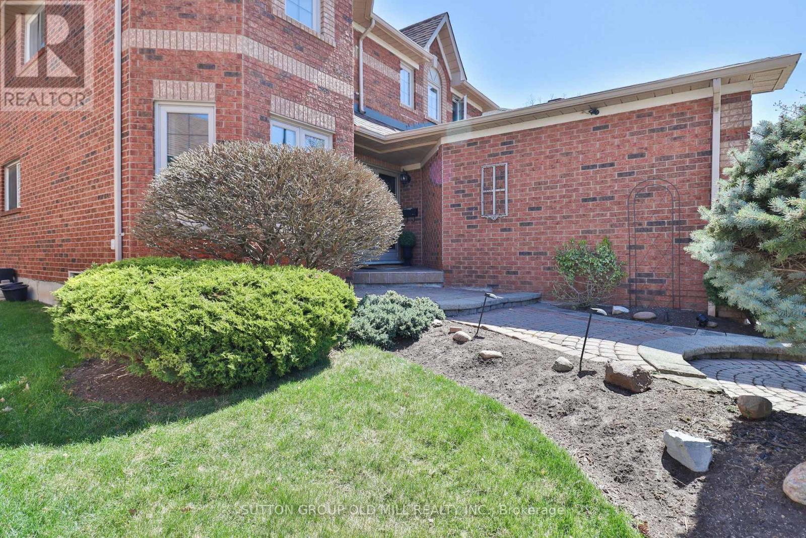 6835 Forest Park Drive, Mississauga, Ontario  L5N 6X5 - Photo 2 - W13617610