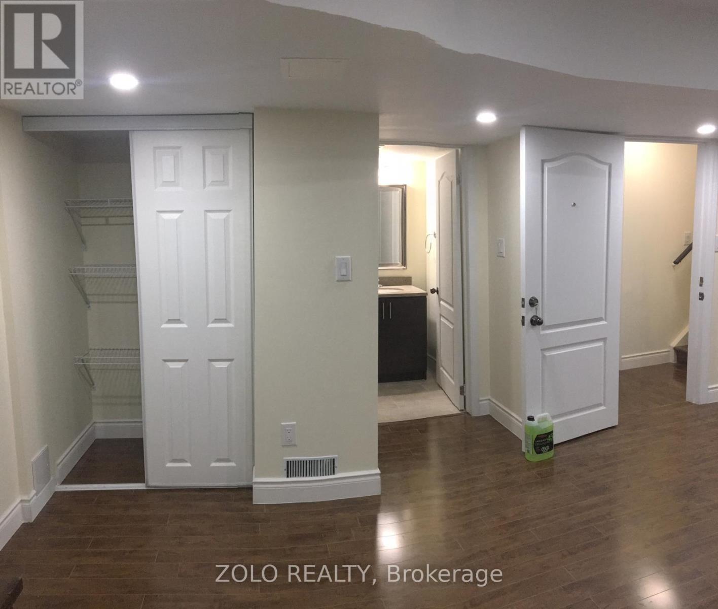 33 Hoxton Road, Brampton, Ontario  L7A 4L5 - Photo 2 - W13617642
