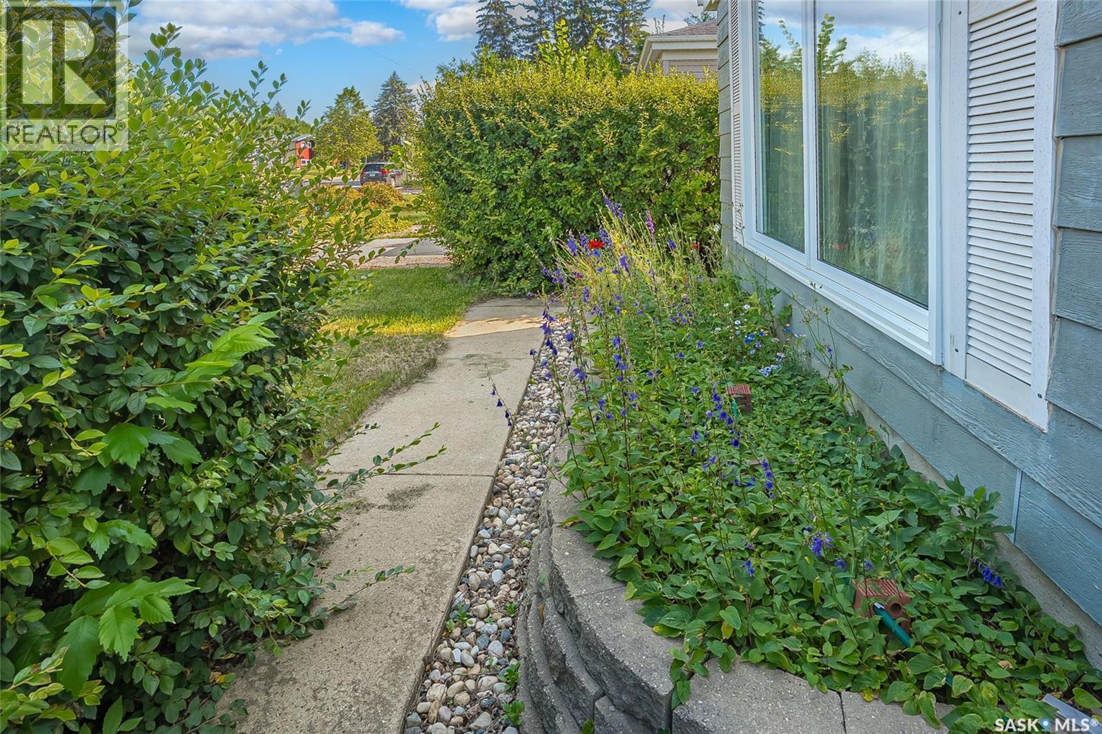 610 Acadia Drive, Saskatoon, Saskatchewan  S7H 3V9 - Photo 4 - SK043938