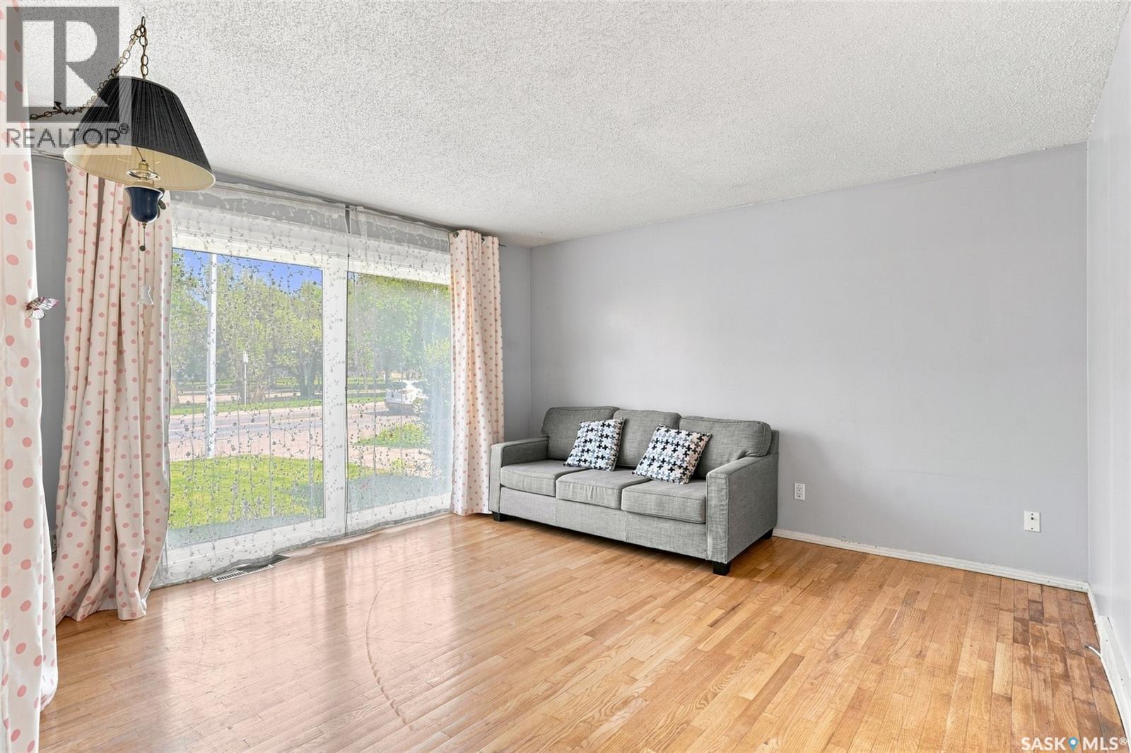 610 Acadia Drive, Saskatoon, Saskatchewan  S7H 3V9 - Photo 6 - SK043938