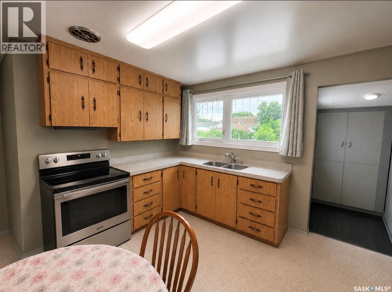 215 Ash Street, Outlook, Saskatchewan  S0L 2N0 - Photo 7 - SK043908