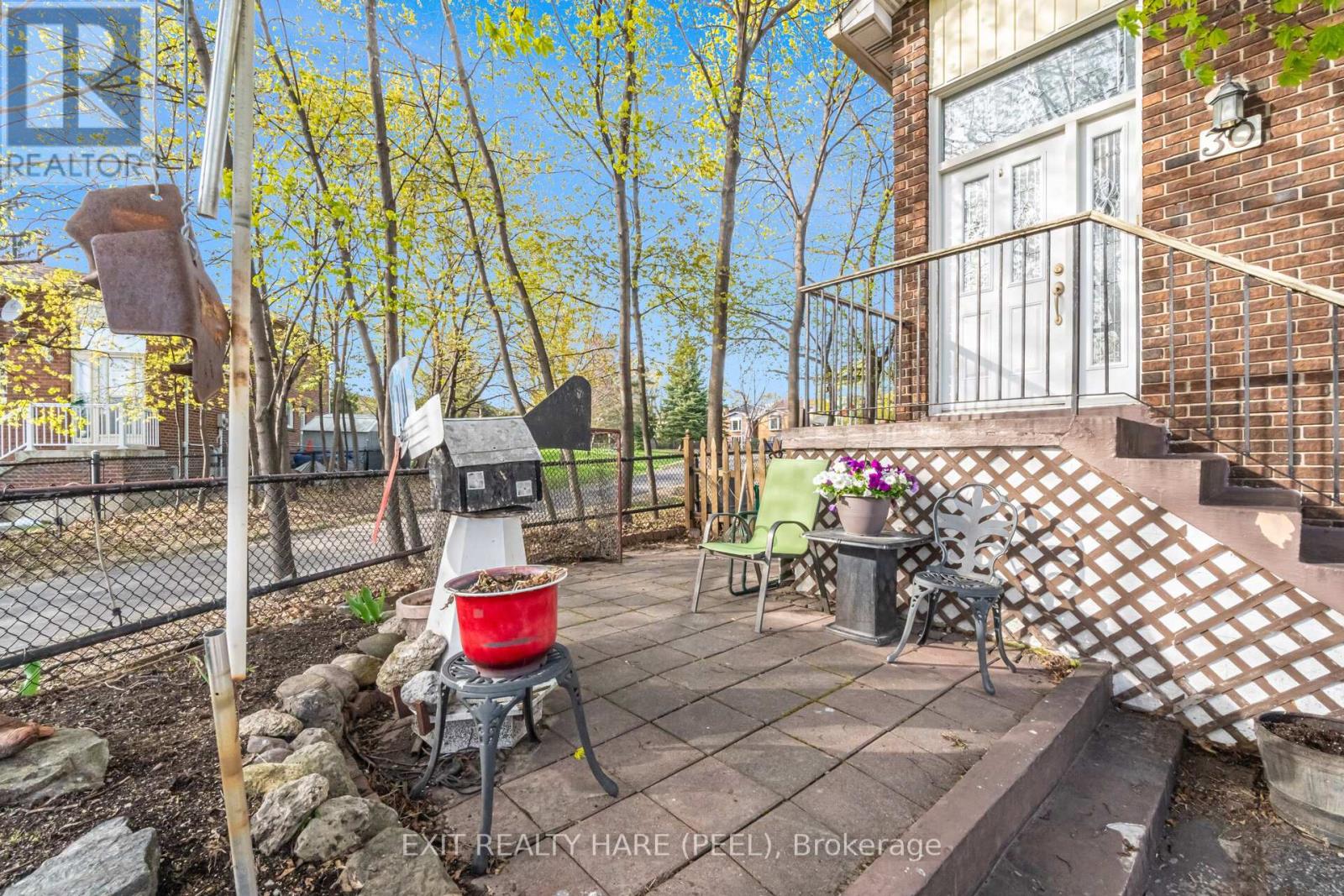 30 Thorsby Court, Brampton, Ontario  L6V 3T9 - Photo 3 - W13617942