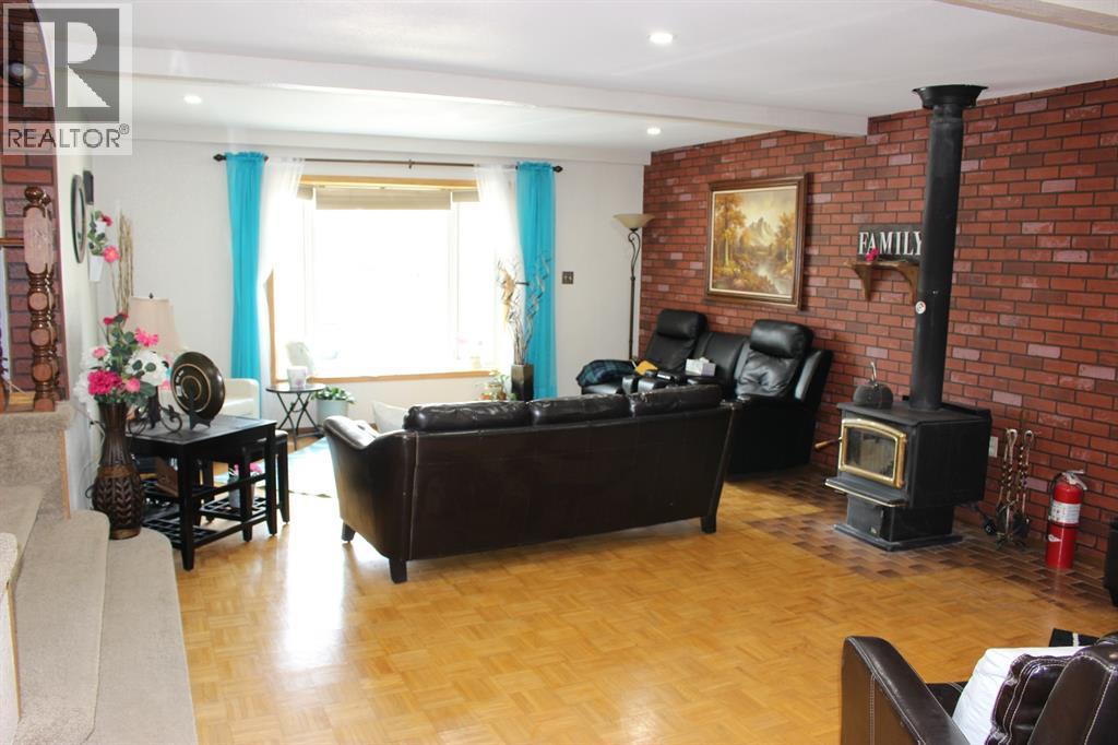 605 Rogers Avenue, Picture Butte, Alberta  T0K 1V0 - Photo 3 - A2305977