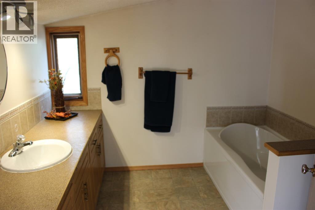 605 Rogers Avenue, Picture Butte, Alberta  T0K 1V0 - Photo 11 - A2305977