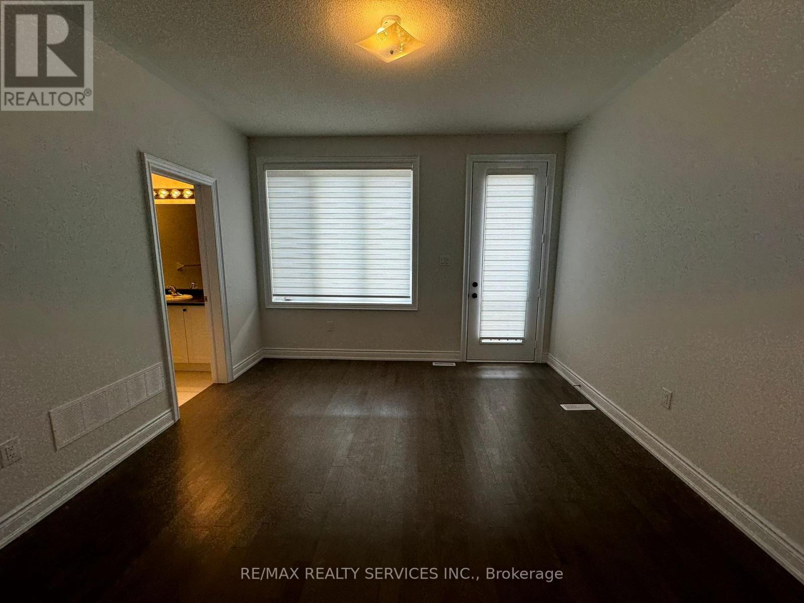 202 Tennant Circle, Vaughan, Ontario  L4H 5L4 - Photo 4 - N13618118