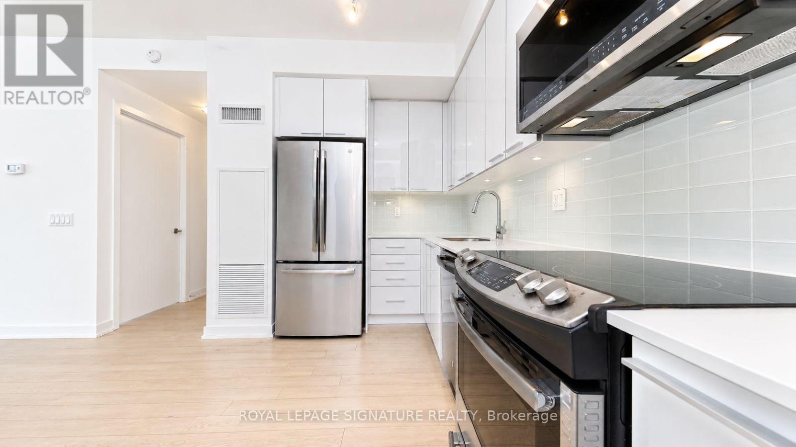 1005 - 10 Parklawn Road, Toronto, Ontario  M8Y 3H8 - Photo 4 - W13618170