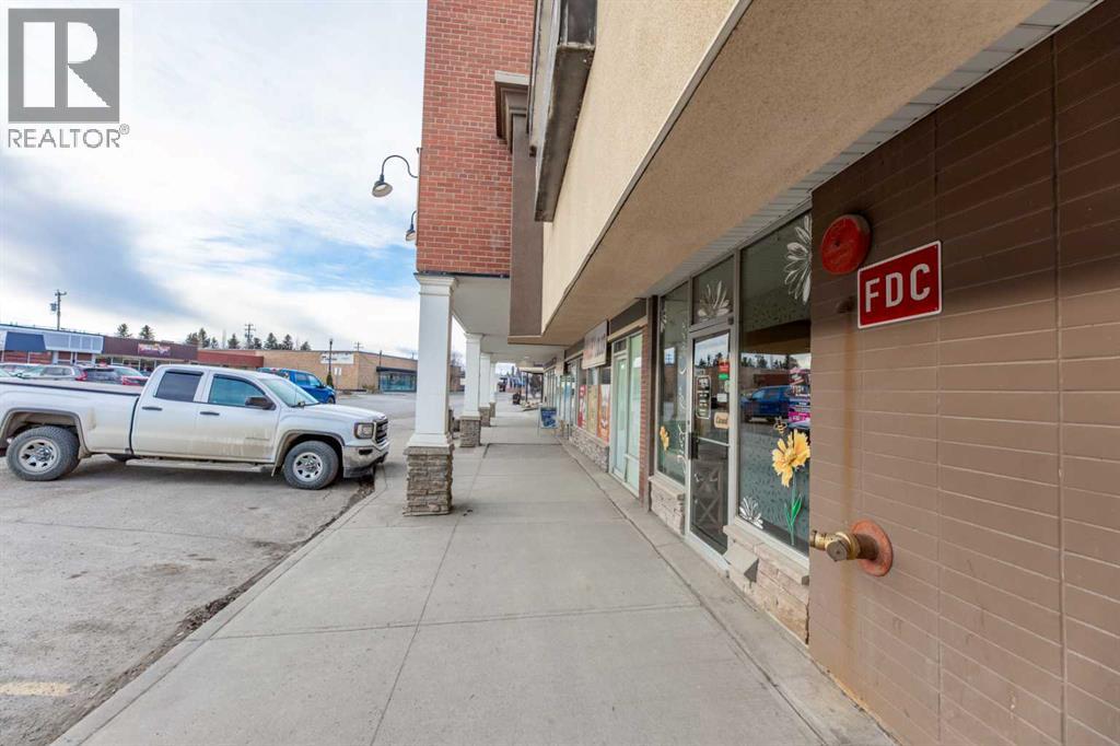 112 Athabasca Avenue, Hinton, Alberta  T7V 2A5 - Photo 4 - A2323123