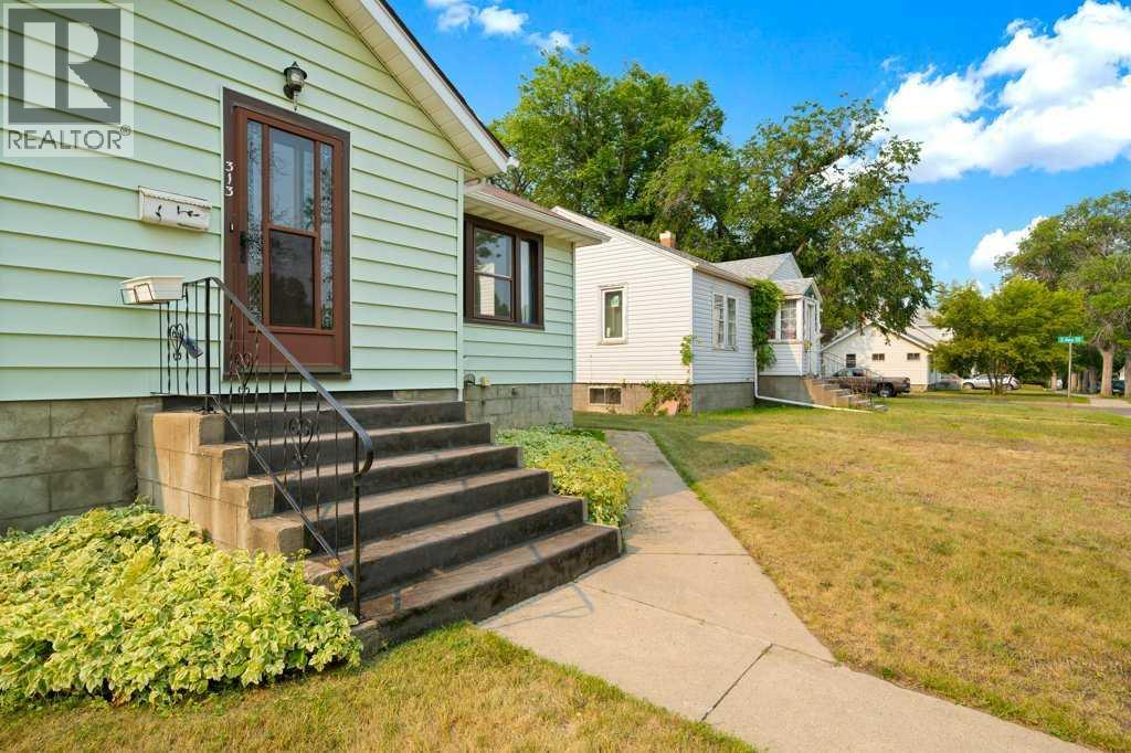 313 6 Street SE, Medicine Hat, Alberta  T1A 1H2 - Photo 4 - A2331774
