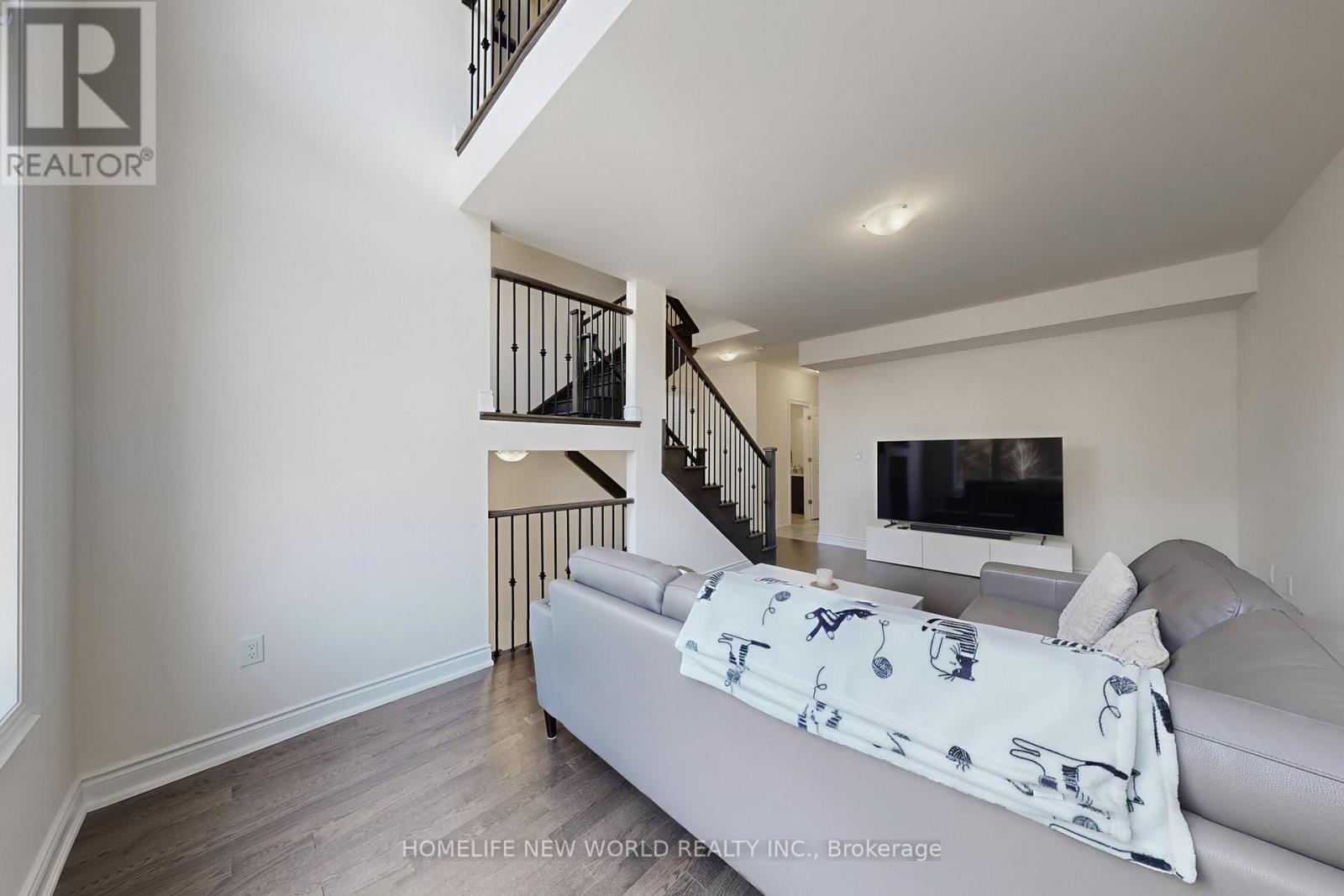 18 Bennington Road, Newmarket, Ontario  L3X 0M8 - Photo 7 - N13618560