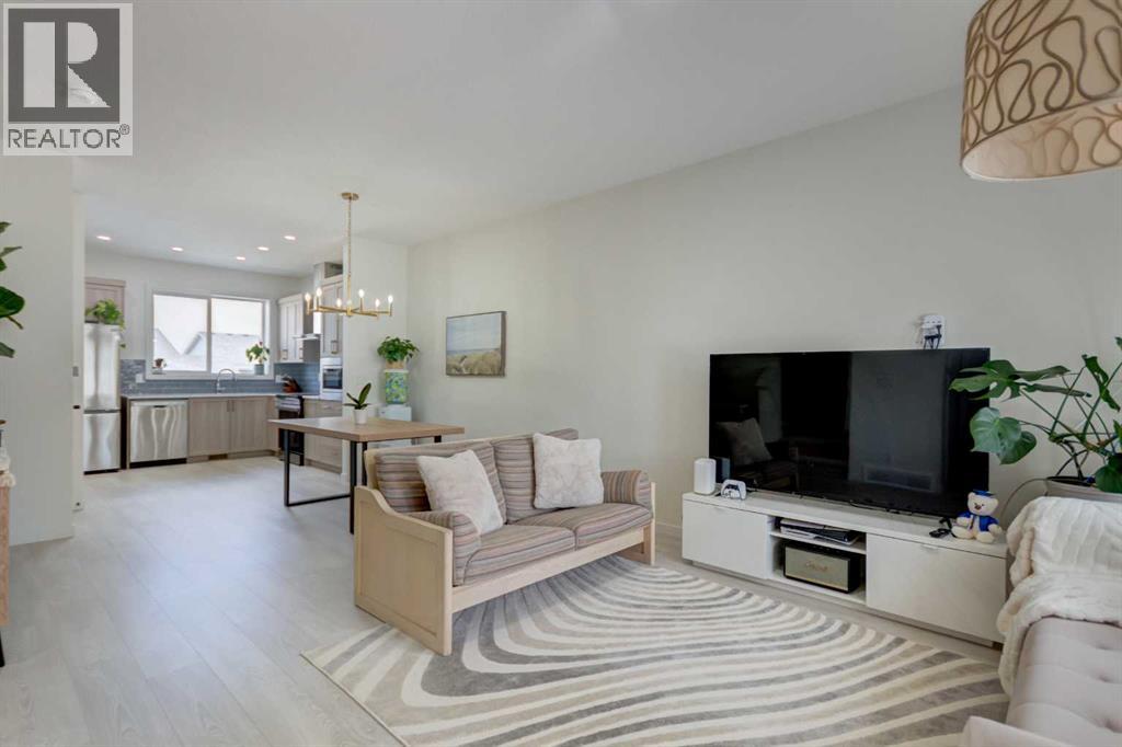 30 Creekside Manor Sw, Calgary, Alberta  T2X 5S2 - Photo 2 - A2321164