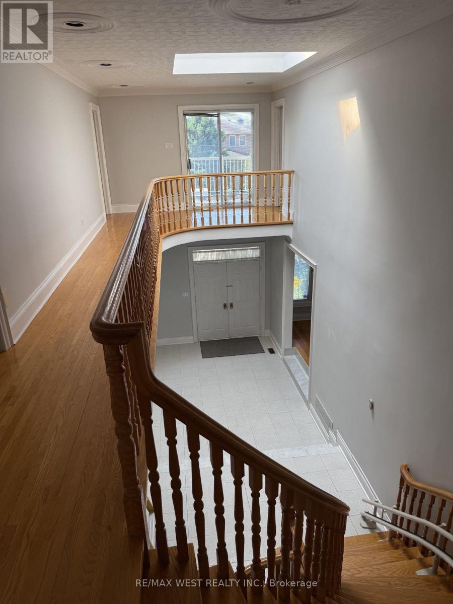 10 Norris Place, Toronto, Ontario  M9M 1K6 - Photo 5 - W13618636