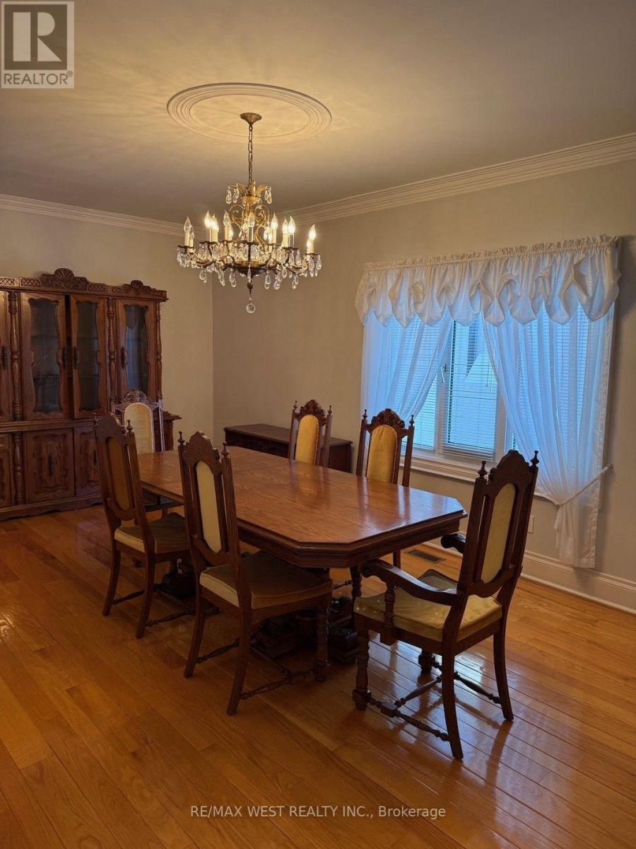 10 Norris Place, Toronto, Ontario  M9M 1K6 - Photo 9 - W13618636