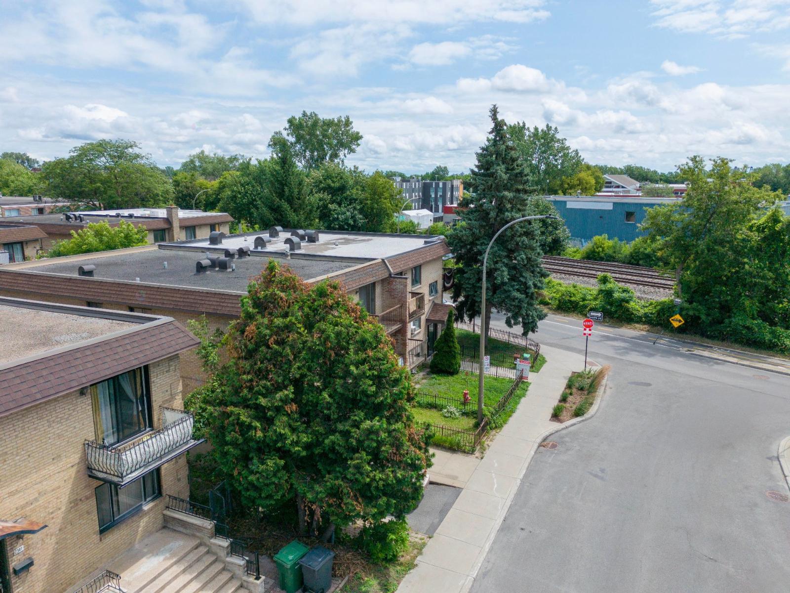 2335 Av. Montclair Montréal (Côte-des-Neiges/Notre-Dame-de-Grâce) Quebec Canada H4B2H9 5