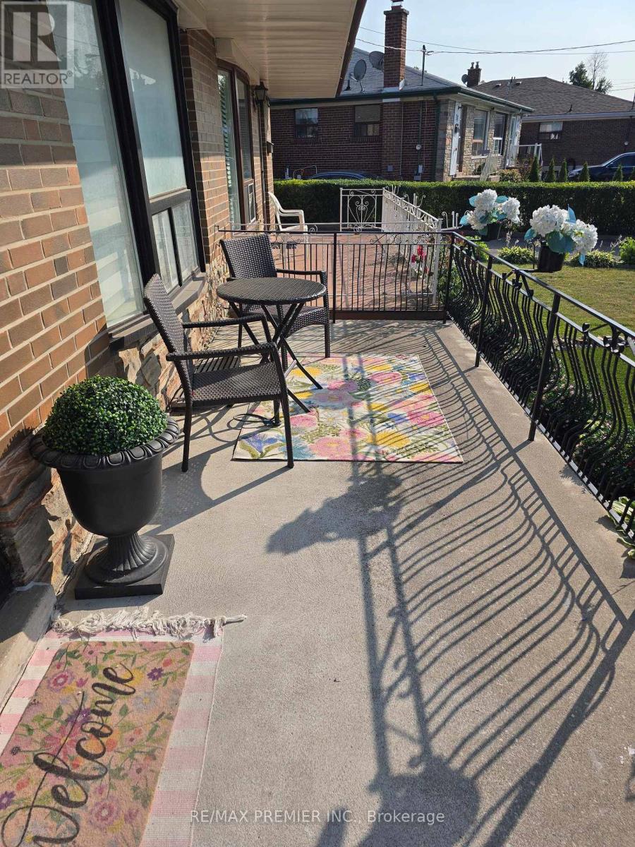 Main - 21 Elnathan Crescent, Toronto, Ontario  M9L 2G2 - Photo 3 - W13618814