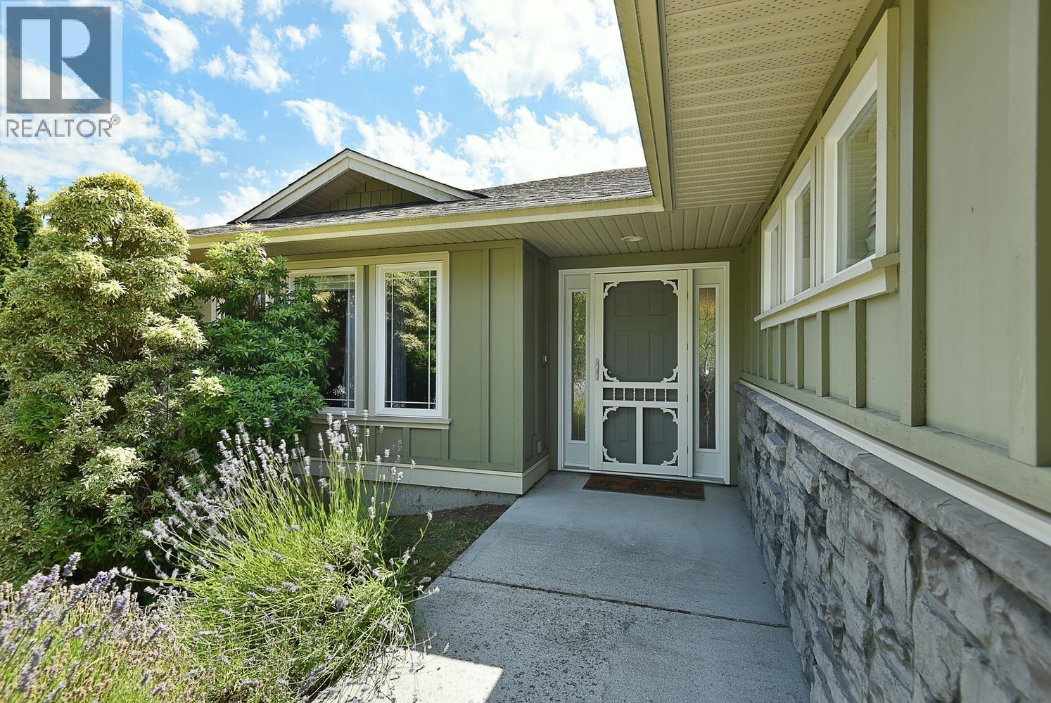 6317 Samron Road, Sechelt, British Columbia  V7Z 0N6 - Photo 2 - R3151058