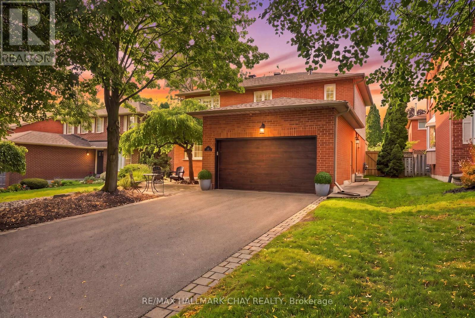 23 TWELVE OAKS DRIVE, Aurora, Ontario