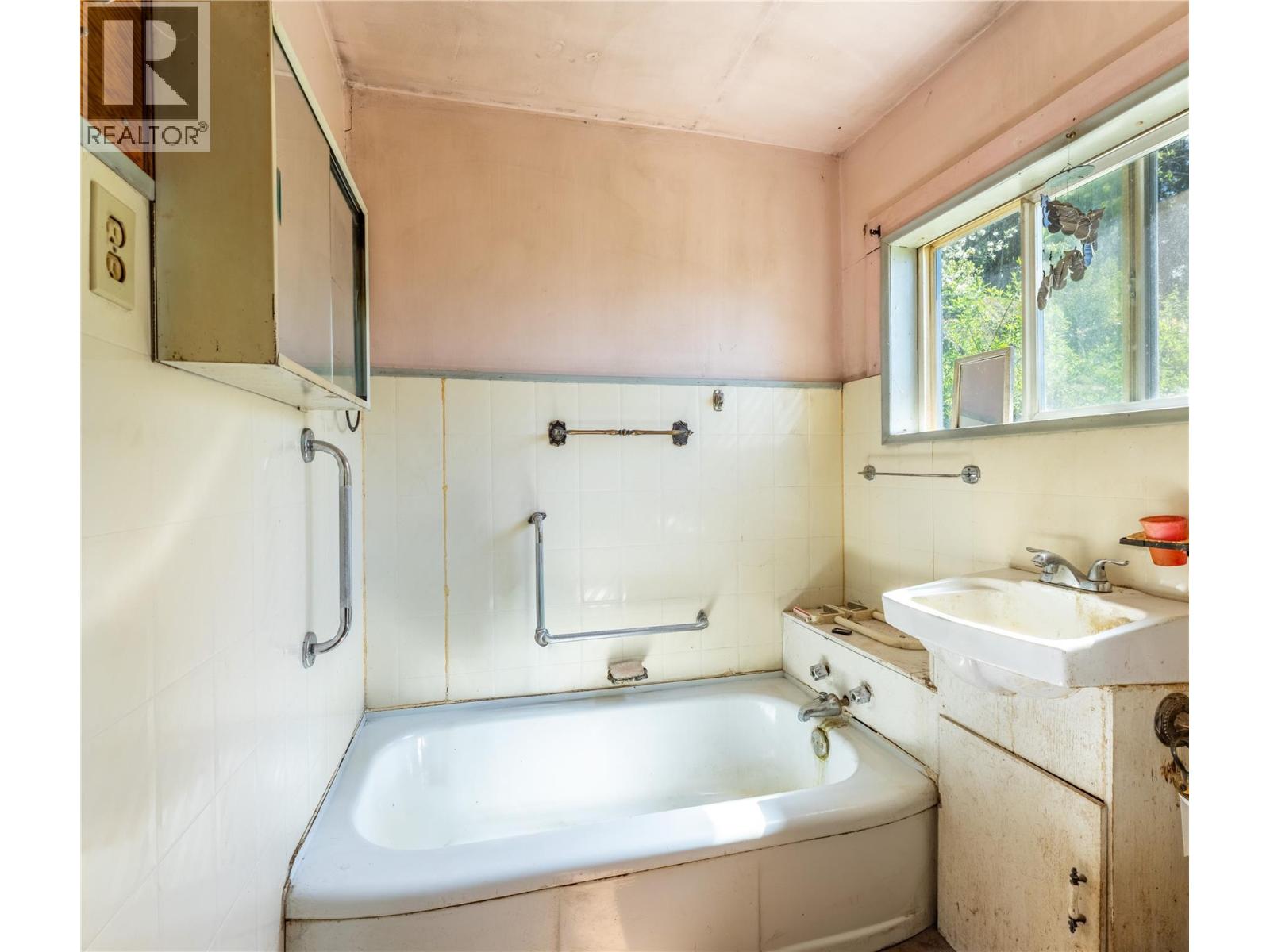 8281 Hwy 3a, Sirdar, British Columbia  V0B 2C0 - Photo 30 - 10385236
