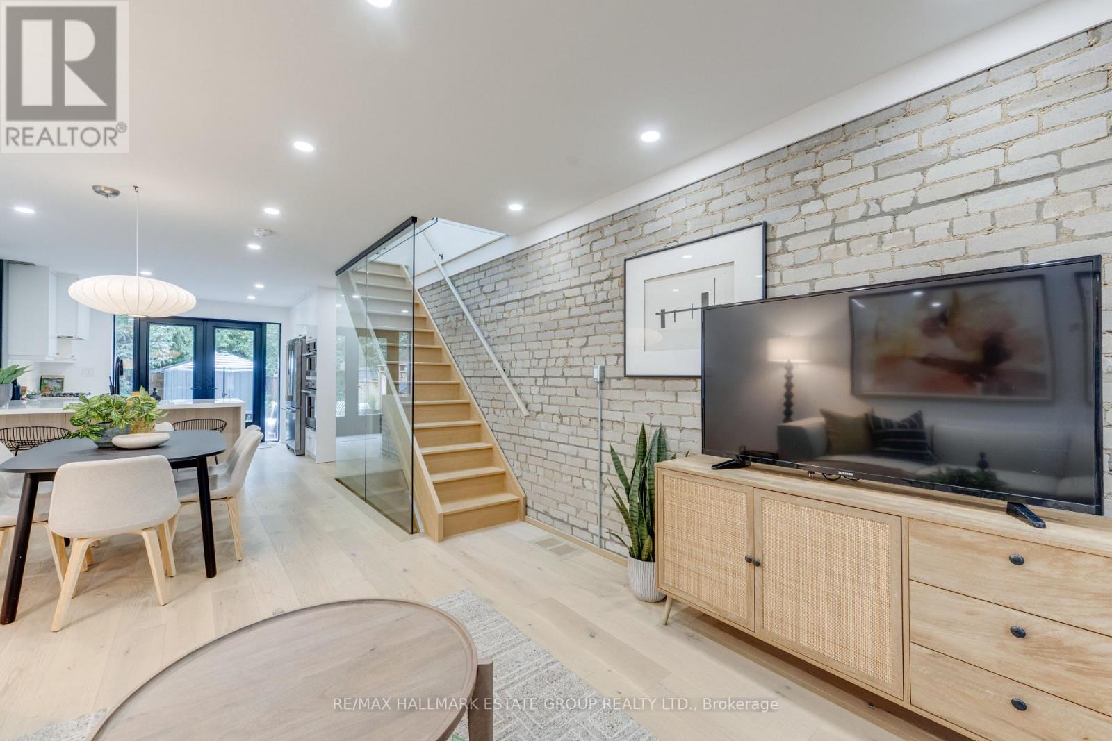664 Rhodes Avenue, Toronto, Ontario  M4J 4X6 - Photo 6 - E13618956