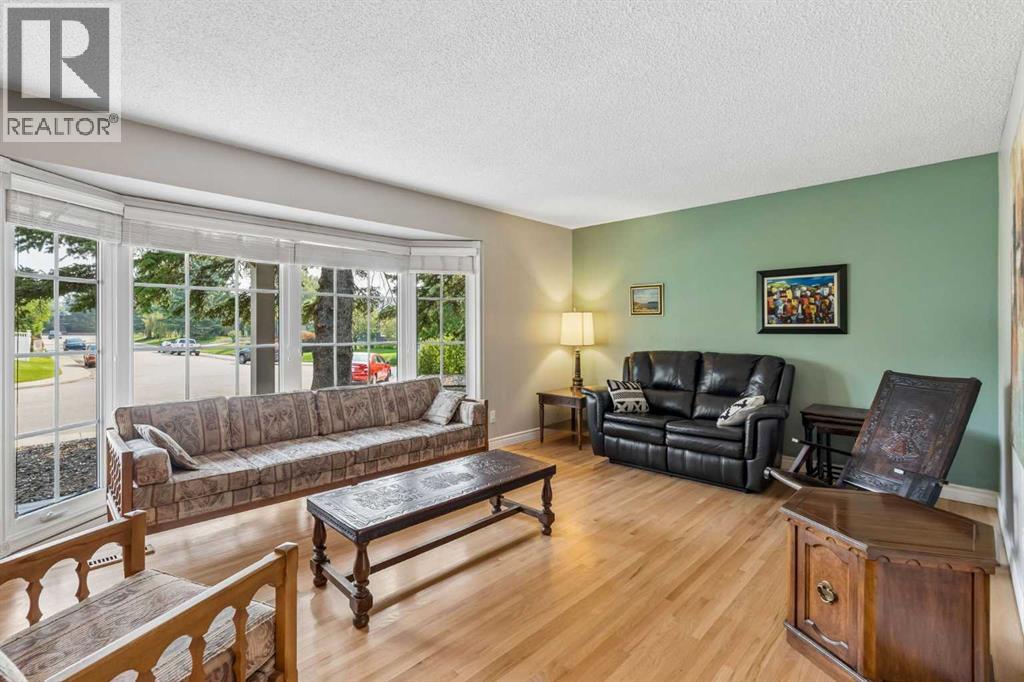 856 Lake Twintree Crescent SE, Calgary, Alberta  T2J 2W3 - Photo 6 - A2325727