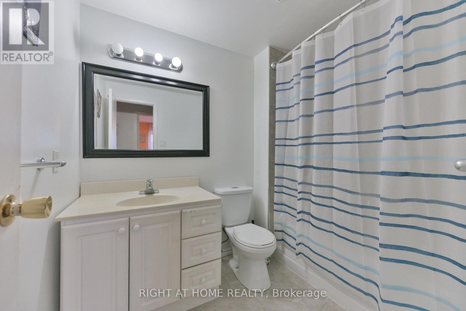 1728 Pickmere Court, Mississauga (Applewood), Ontario  L4X 1Z4 - Photo 13 - W13619042