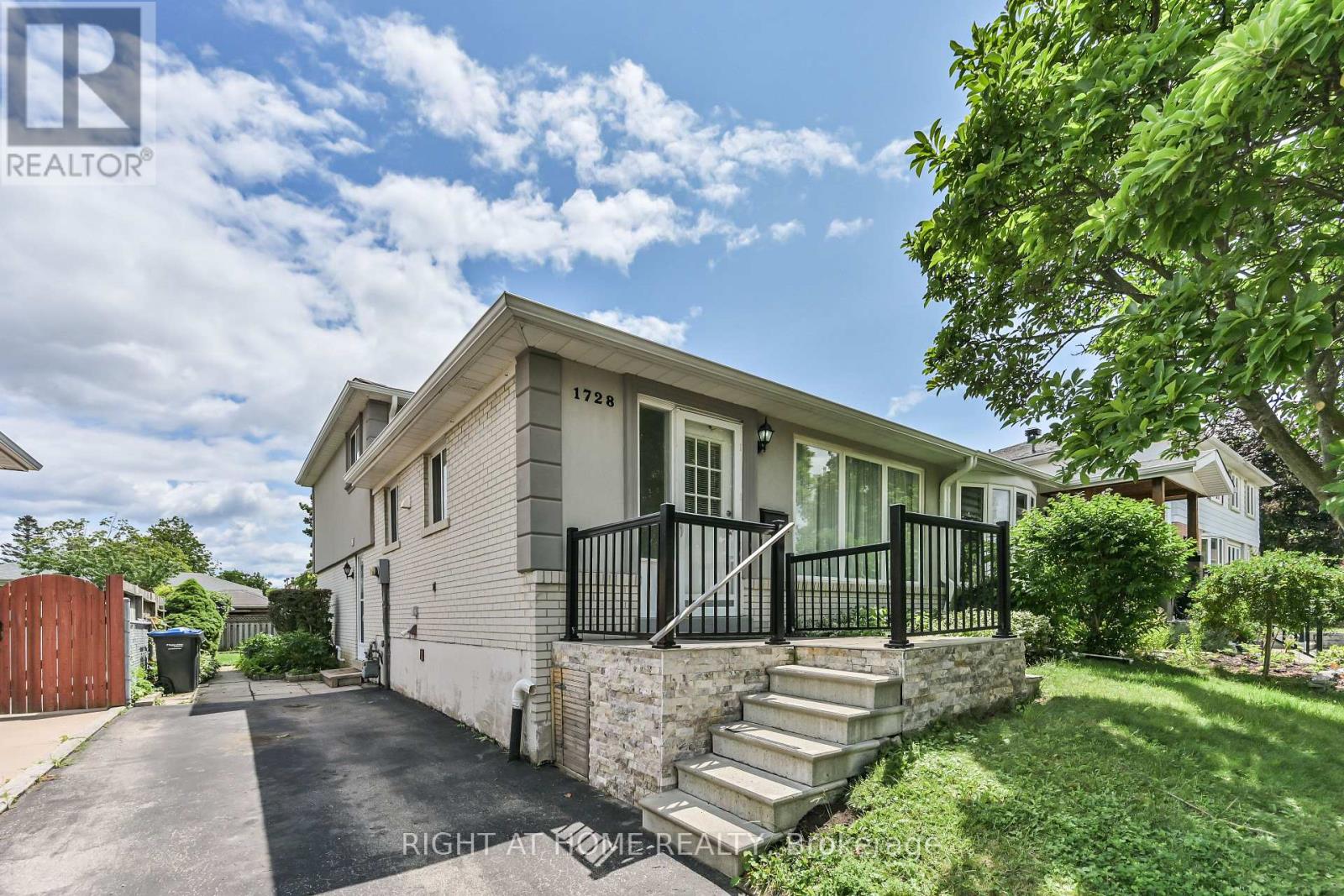 1728 Pickmere Court, Mississauga (Applewood), Ontario  L4X 1Z4 - Photo 2 - W13619042