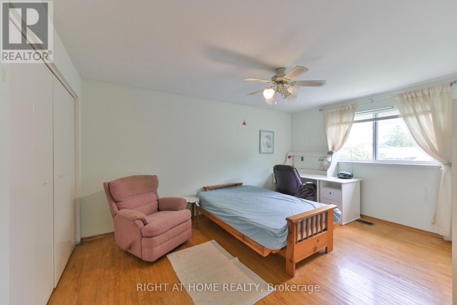 1728 Pickmere Court, Mississauga (Applewood), Ontario  L4X 1Z4 - Photo 9 - W13619042
