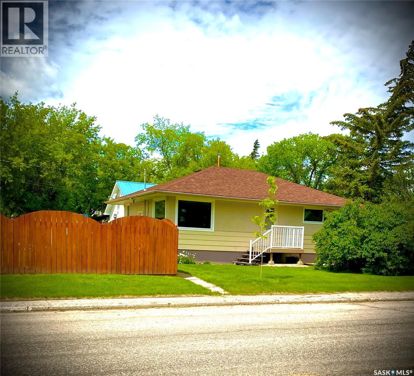 912 107th Avenue, Tisdale, Saskatchewan  S0E 1T0 - Photo 1 - SK044035