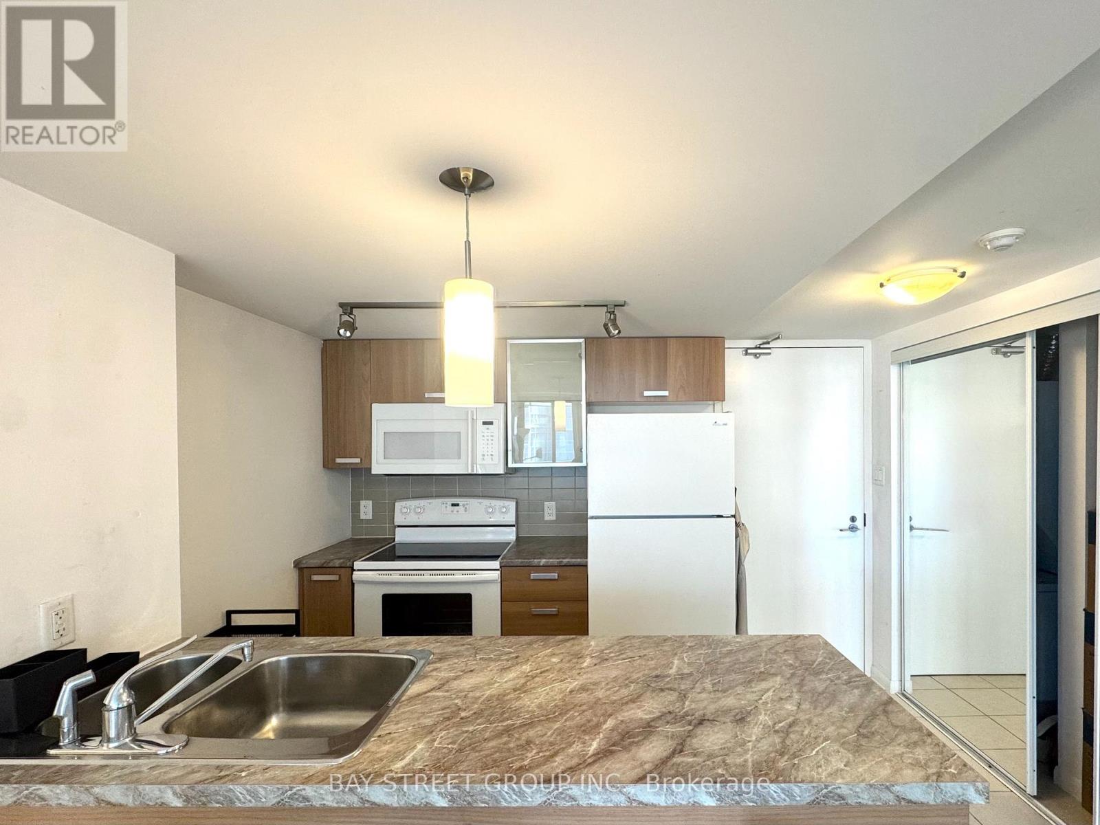 1309 - 38 Grenville Street, Toronto, Ontario  M4Y 1A5 - Photo 2 - C13619244