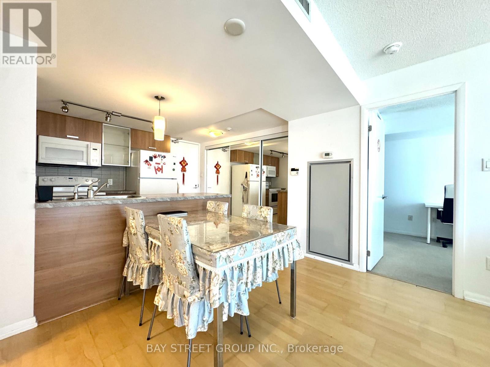 1309 - 38 Grenville Street, Toronto, Ontario  M4Y 1A5 - Photo 3 - C13619244