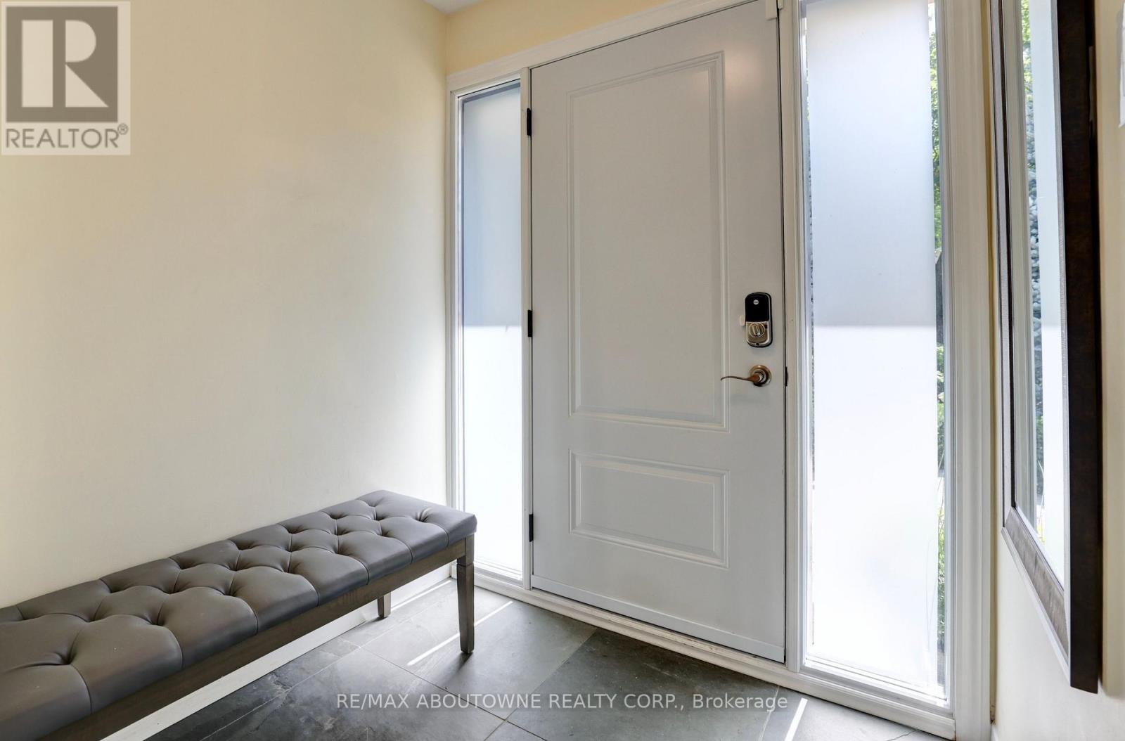 497 Anthony Drive, Oakville, Ontario  L6J 2K6 - Photo 3 - W13619198