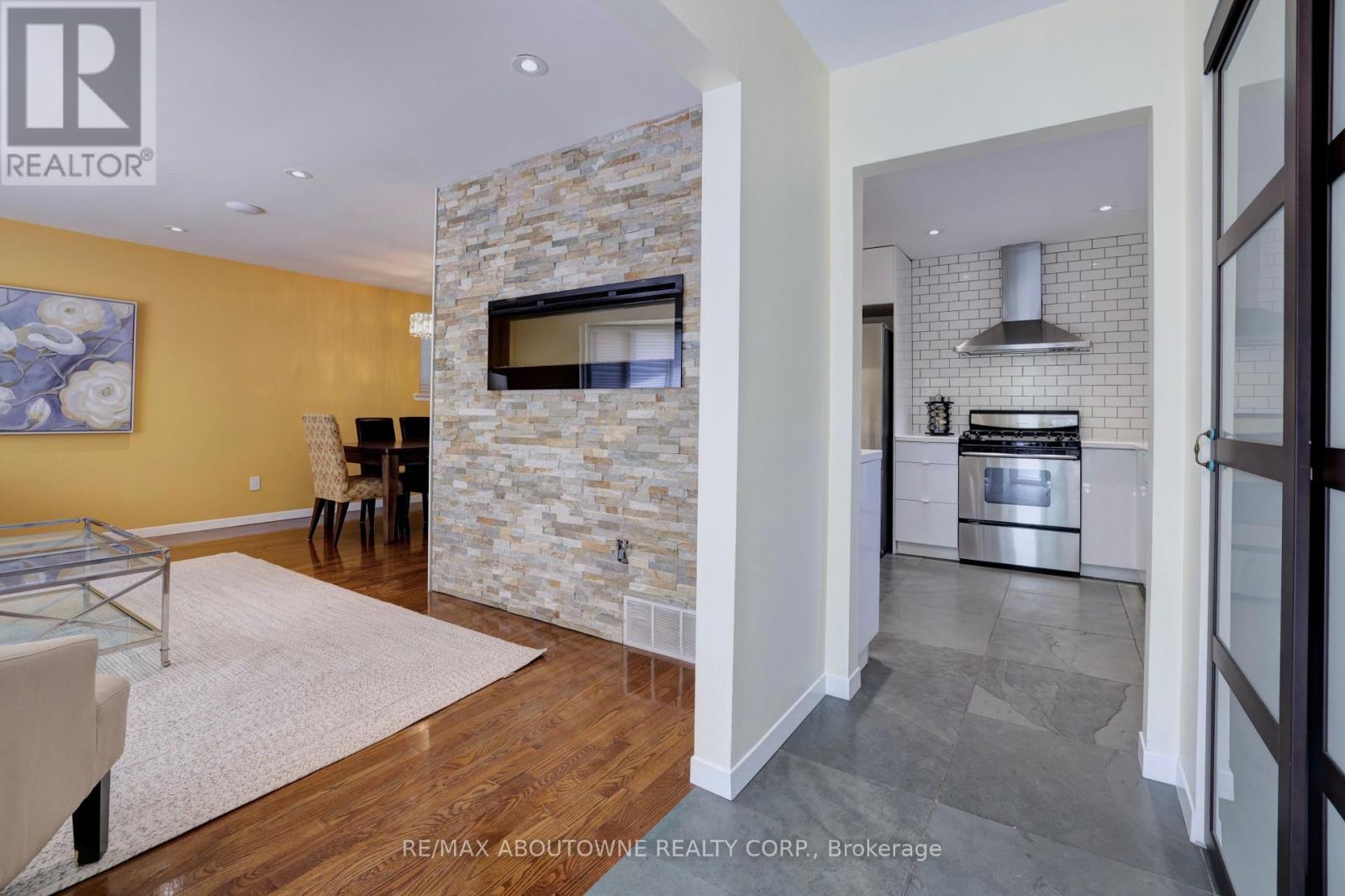 497 Anthony Drive, Oakville, Ontario  L6J 2K6 - Photo 5 - W13619198